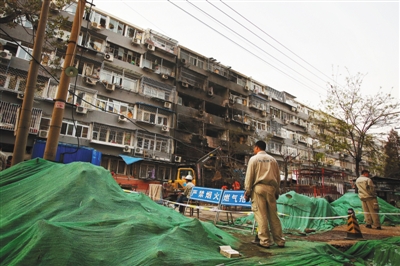 救援人員在現(xiàn)場排查。