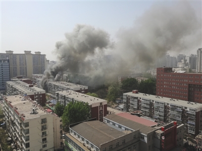昨日，北京海淀區(qū)紅聯(lián)南村小區(qū)施工工地挖斷燃?xì)夤艿溃斐杀ㄒl(fā)居民樓火災(zāi)，致1死2傷，發(fā)生爆炸起火現(xiàn)場濃煙滾滾。CICPHOTO/總匯 攝