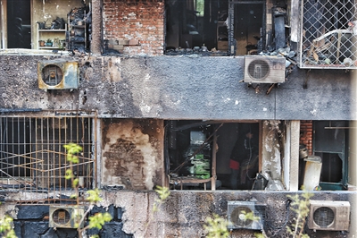 爆燃后的居民樓現(xiàn)場。