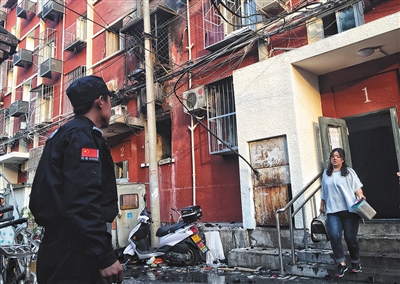 居民整理完家中的貴重物品后從居民樓走出。