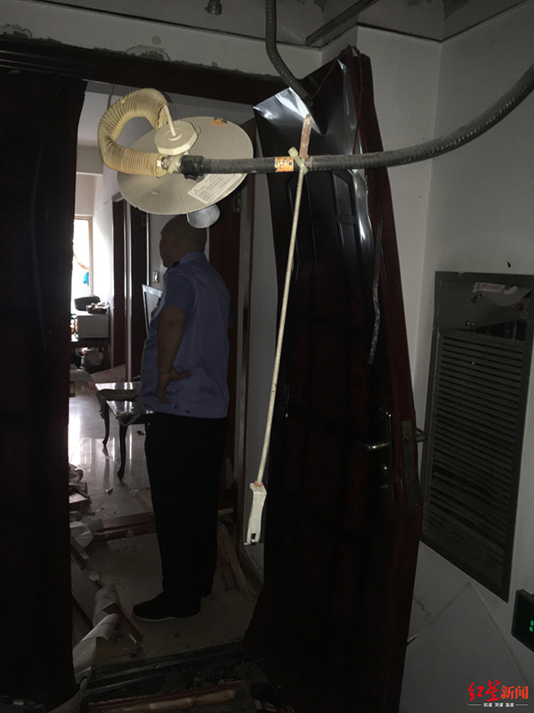 小區(qū)住戶屋內(nèi)爆炸，防盜門整體已經(jīng)彎曲