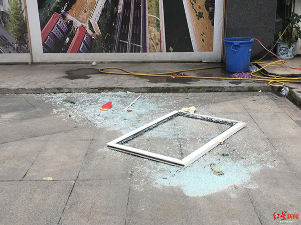 二樓窗戶被震到樓下，玻璃碎了一地