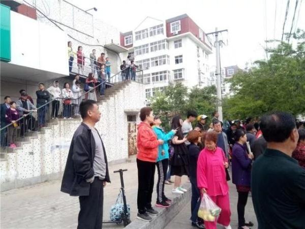 突發(fā)！青島一居民樓發(fā)生爆燃！已造1人死亡，7人受傷！3公里外有震感…