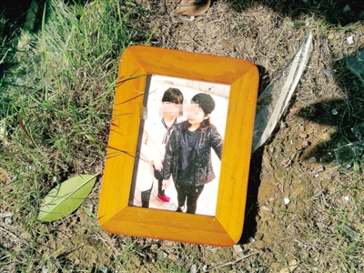 爆炸發(fā)生后，散落在外的物品